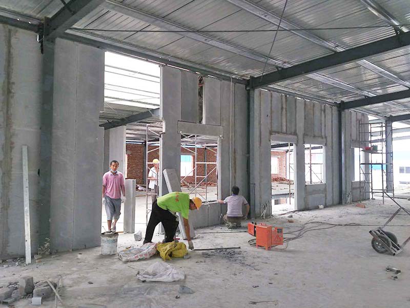 鋼結(jié)構(gòu)施工現(xiàn)場(chǎng)